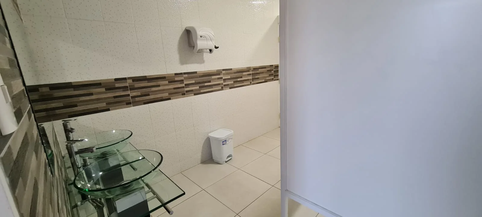 Baño del recinto con lavamanos