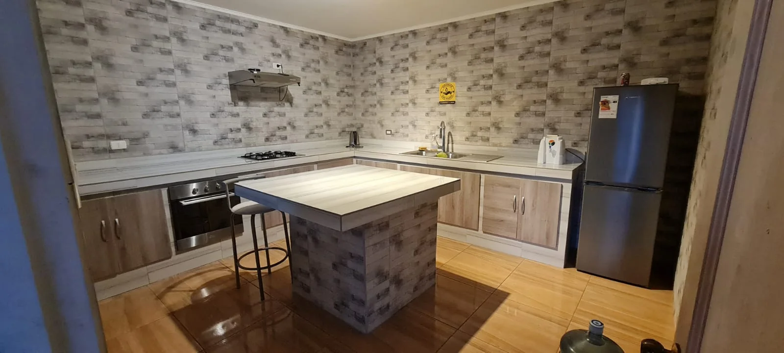 Cocina equipada de La Granja VIP con isla, horno y encimera