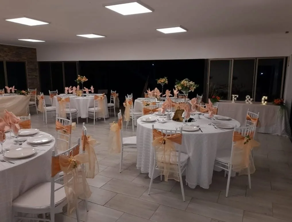 Salón preparado con mesas redondas