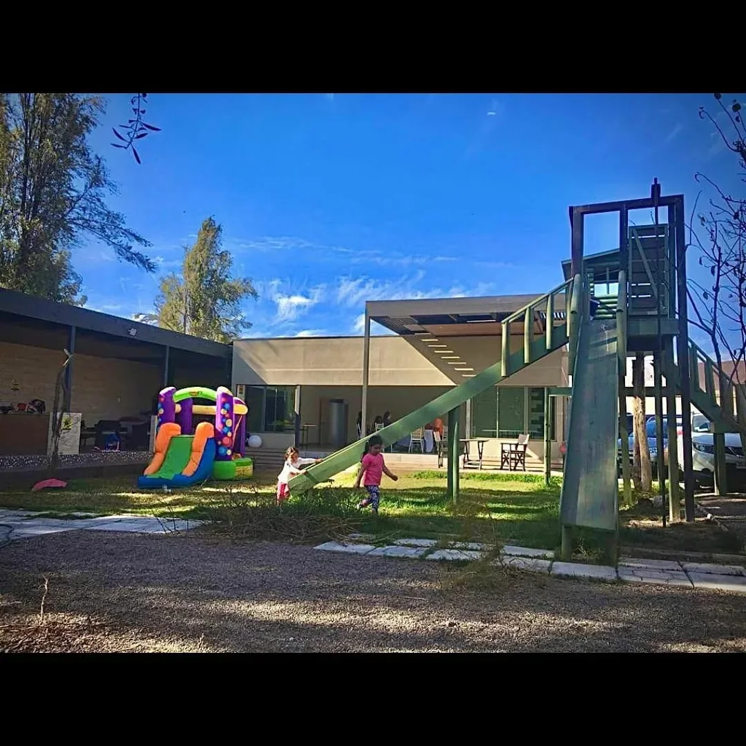 Zona exterior con juegos infantiles de La Granja VIP