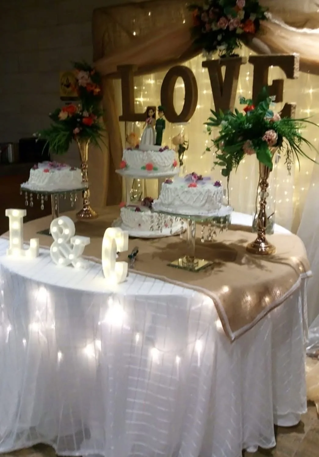 Decoración de boda con letrero LOVE