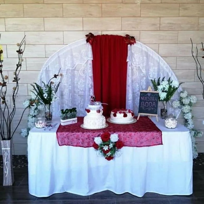 Mesa de torta con decoración roja y blanca