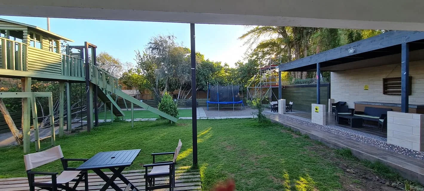 Patio con juegos infantiles y áreas de descanso
