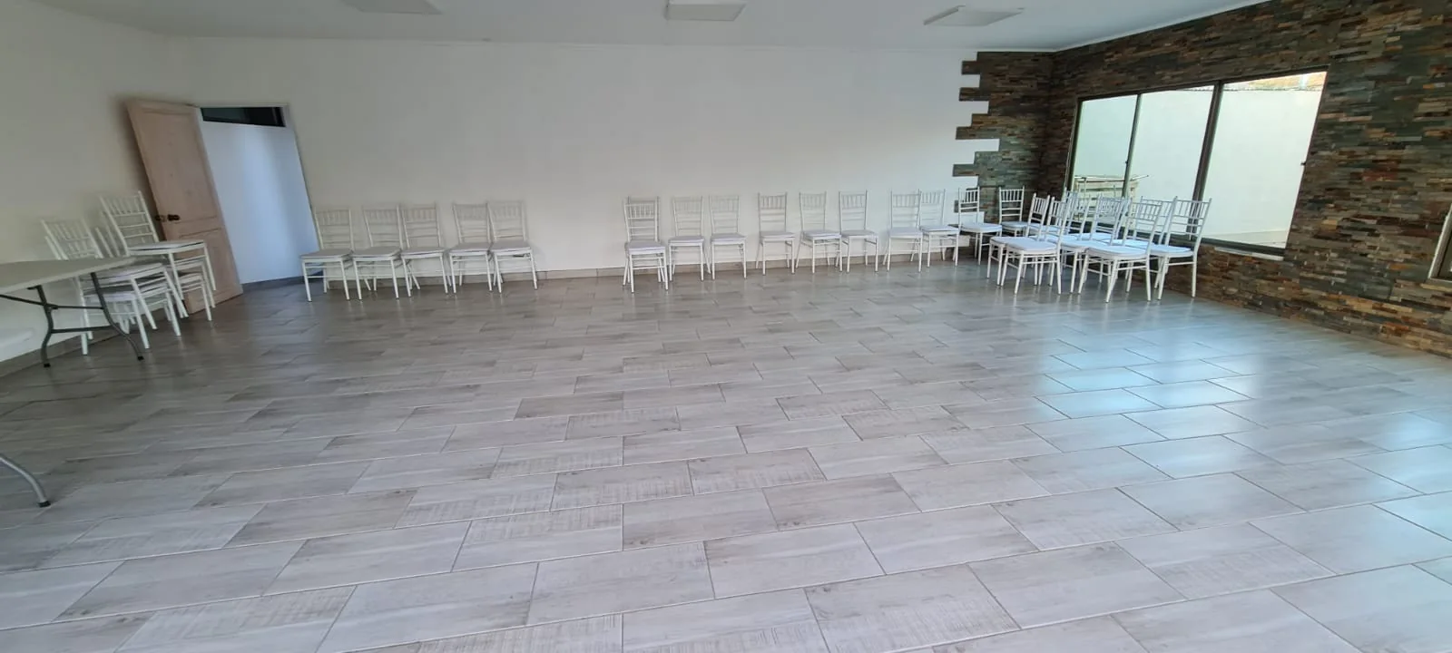 Vista panorámica del salón interior y su mobiliario