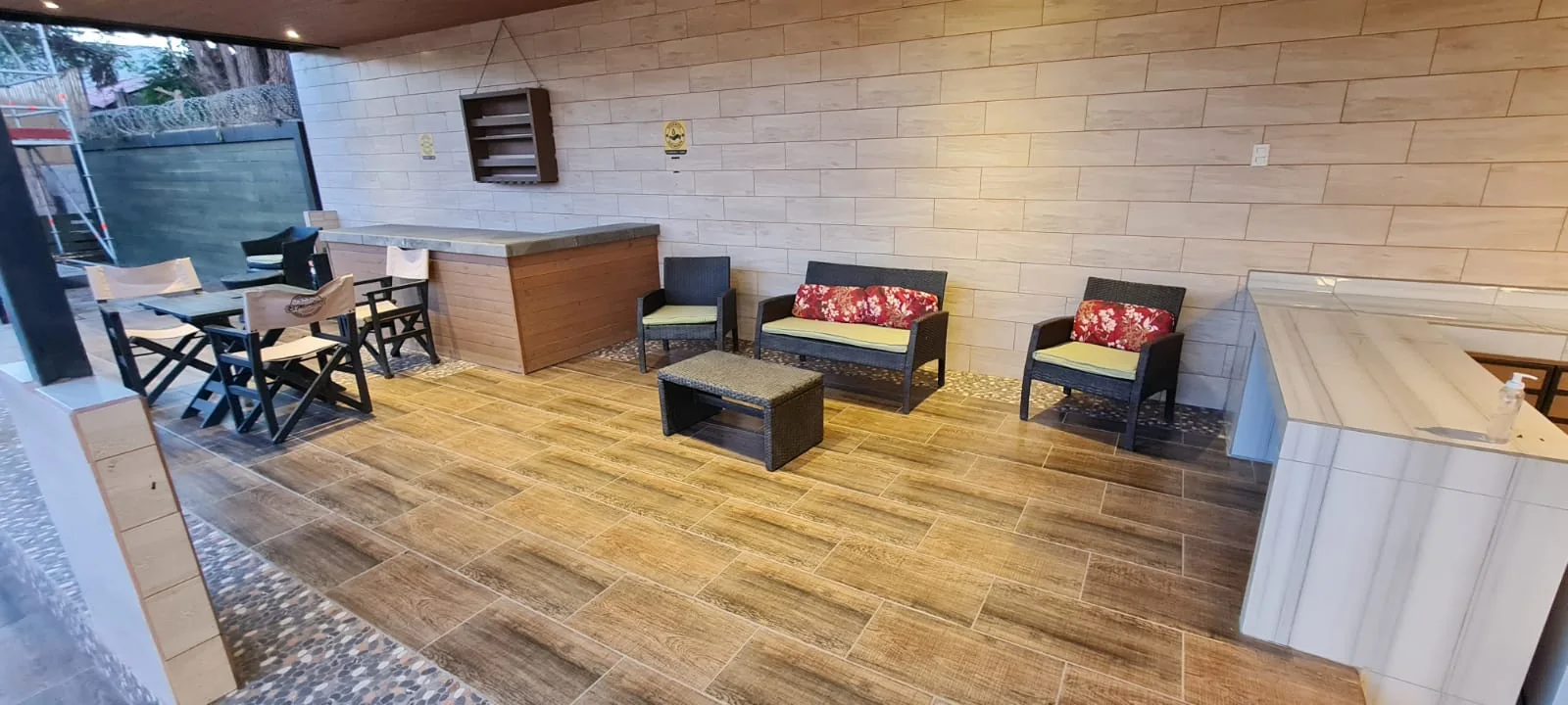 Terraza con mobiliario de descanso en La Granja VIP